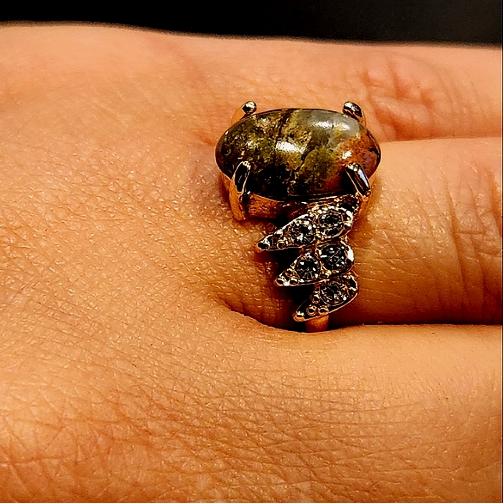 Ring Unisex Opal Green stone, Zirconium .Stainless steel Hypoallergenic.